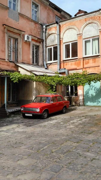Tipico Vecchio Cortile Sovietico Con Auto Rossa Odessa — Foto Stock