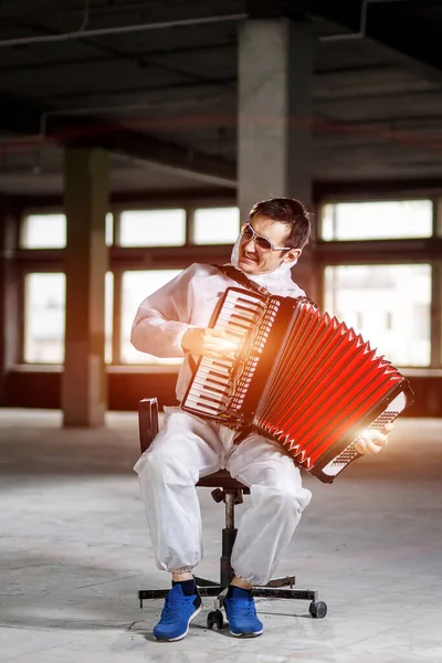 Μουσικός Που Παίζει Φυσαρμόνικα Ακορντεόν Στην Αίθουσα Κίονες — Φωτογραφία Αρχείου