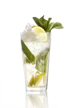 Beyaz bardakta kokteyl.