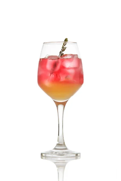 在白色隔离的郁金香玻璃杯中的鸡尾酒 — 图库照片