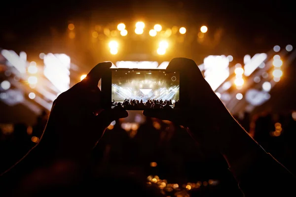 Handen Met Een Smartphone Concertzaal Tijdens Muziek Lichtshow — Stockfoto
