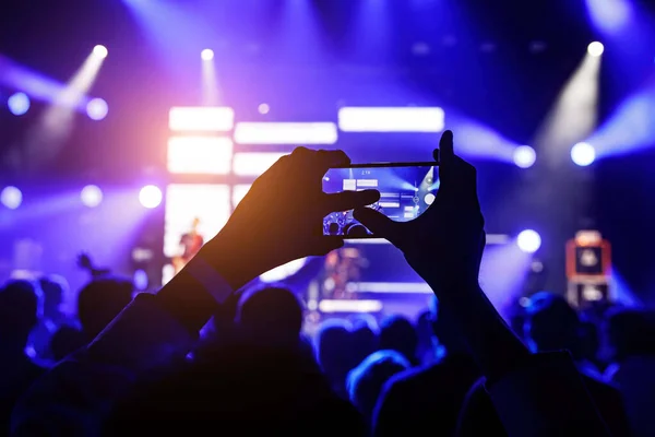 Handen Met Een Smartphone Concertzaal Tijdens Muziek Lichtshow — Stockfoto