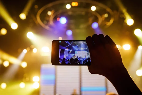 Mensen Bij Het Concert Gebruik Van Een Smartphone — Stockfoto