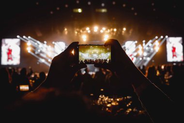 Konserde veya sosyal medyada yayınlanmak üzere ışık şovunda akıllı bir telefondan video kaydı ve fotoğraf yapmak