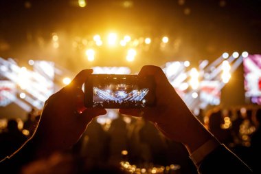 Konserde veya sosyal medyada yayınlanmak üzere ışık şovunda akıllı bir telefondan video kaydı ve fotoğraf yapmak