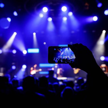 Konser sırasında akıllı telefonla fotoğraf çekmek.