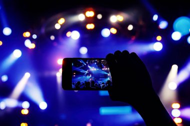 Konser sırasında akıllı telefonla fotoğraf çekmek.