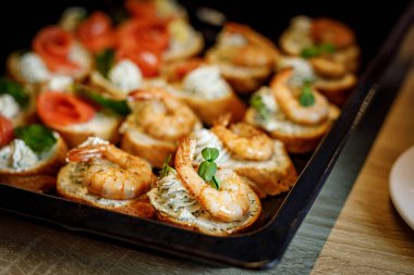 Siyah tepside karidesli