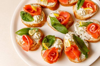 Beyaz tepside somon balığı.