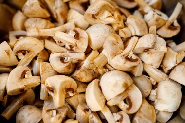 Bir yığın dilimlenmiş mantar. Şampiyon arkaplanı