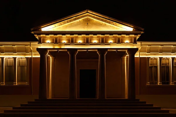 Klasszikus Építészeti Épület Oszlopokkal Megvilágítva Éjszaka — Stock Fotó