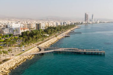 Limasol 'un Kıbrıs' taki ünlü Embankment manzarası. Sabah dumanının şehri