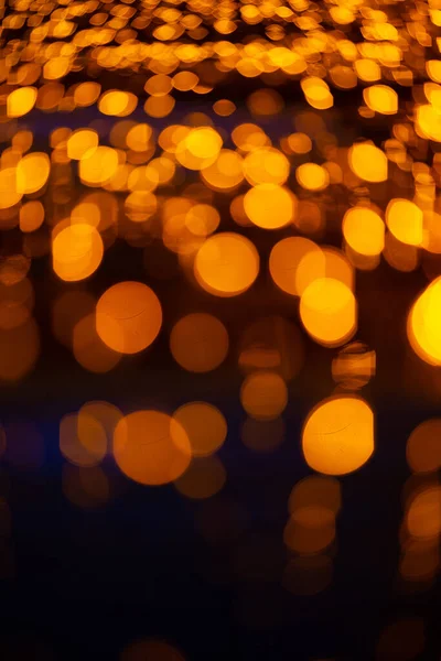 Abstrakter Hintergrund mit Bokeh defokussierten orangen Lichtern. — Stockfoto
