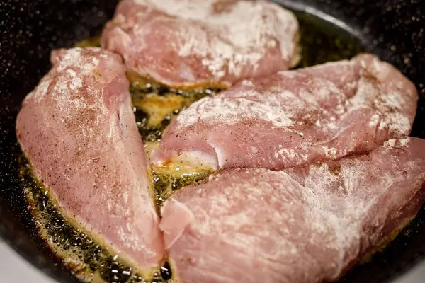 Daging Kalkun Mentah Yang Digoreng Dalam Panci — Stok Foto