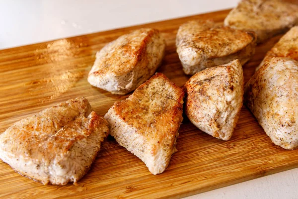 Daging kalkun goreng pada baki kayu. — Stok Foto