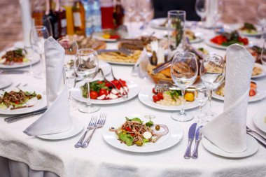 Tabakta salata ve ziyafet masası