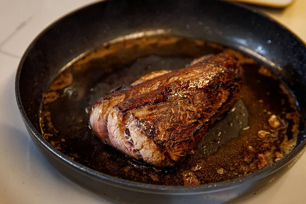 一枚の牛肉をフライパンで揚げたもの — ストック写真