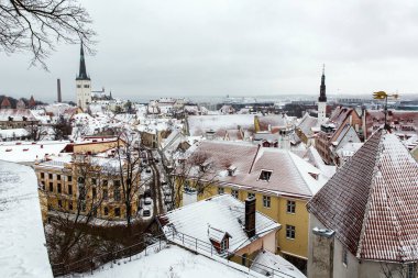 Kışın Tallinn 'in eski kasabası. Çatılarda kar var.