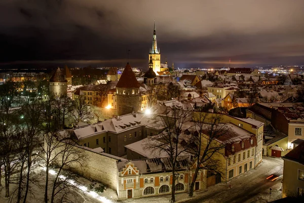 Старый Город Таллинна Ночью Столица Эстонии Зимняя Панорама Снег Крышах — стоковое фото