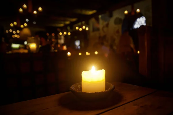 Kerze Auf Einem Tisch Einer Mittelalterlichen Taverne — Stockfoto