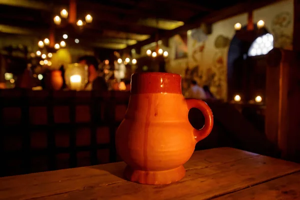 Jarro Barro Com Cerveja Uma Mesa Madeira Uma Taberna Medieval — Fotografia de Stock