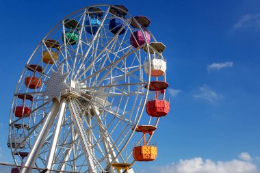 Eski dönme dolap Mavi Gök 'ün üstünde