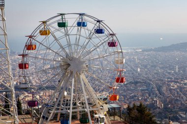 Barcelona üzerinde panoramik manzaralı Tibidabo dağında dönme dolap.