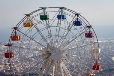 Barcelona üzerinde panoramik manzaralı Tibidabo dağında dönme dolap.