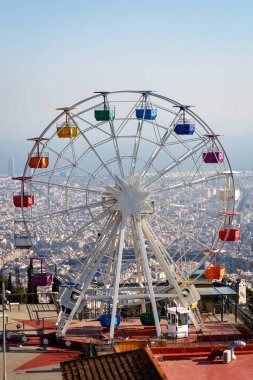 Barcelona üzerinde panoramik manzaralı Tibidabo dağında dönme dolap.