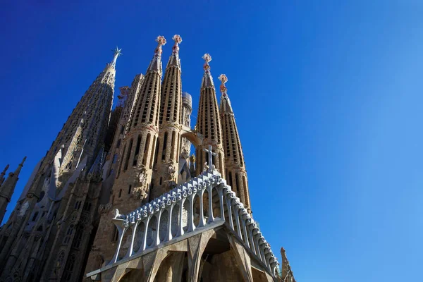 スペインのバルセロナにあるサグラダ ファミリア寺院 青空の背景 — ストック写真