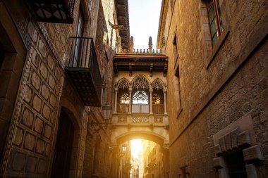 Barcelona 'nın Gotik semtindeki binalar arasındaki köprü. El Pont del Bisbe - Bishop Köprüsü