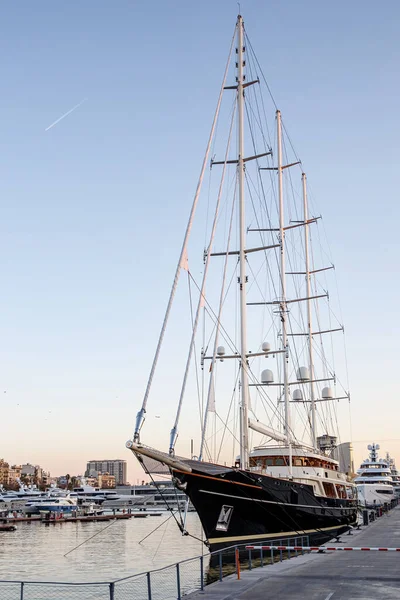 停泊在巴塞罗那港的帆船 — 图库照片