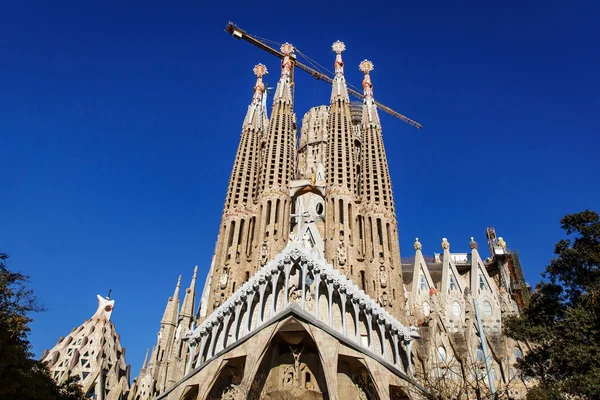 バルセロナ スペイン 2022年1月25日 バルセロナにおけるサグラダ ファミリアの建設 教会の上のクレーン — ストック写真