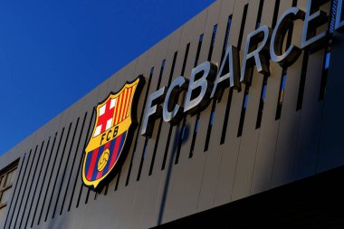 Barcelona, İspanya - 26 Ocak 2022: Nou Kampı 'nın dış tarafında Barcelona logosu
