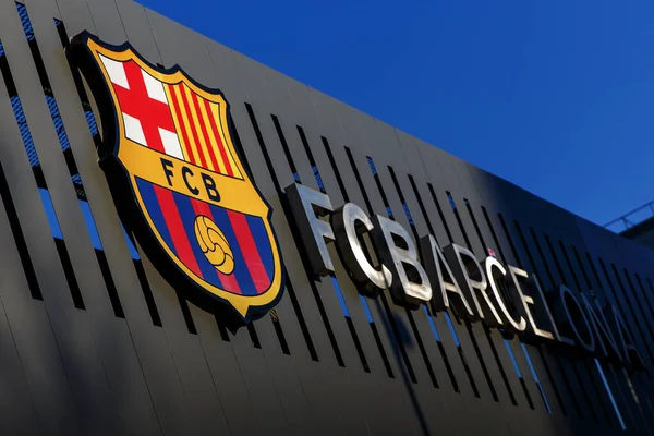 Barcelona, İspanya - 26 Ocak 2022: Nou Kampı 'nın dış tarafında Barcelona logosu