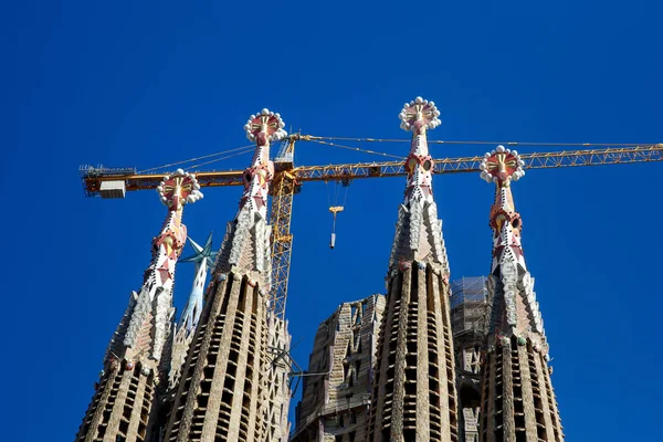 バルセロナにおけるサグラダ ファミリアの建設 教会の上のクレーン — ストック写真