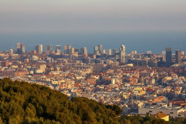 Finansal ve iş merkezi. Deniz kenarındaki gökdelenler