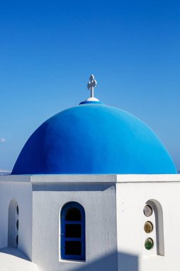 Santorini adasındaki Yunan Ortodoks Kilisesi 'nin mavi kubbesi.