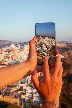 Yunanistan 'ın Santorini adasında cep telefonuyla fotoğraf çekmek