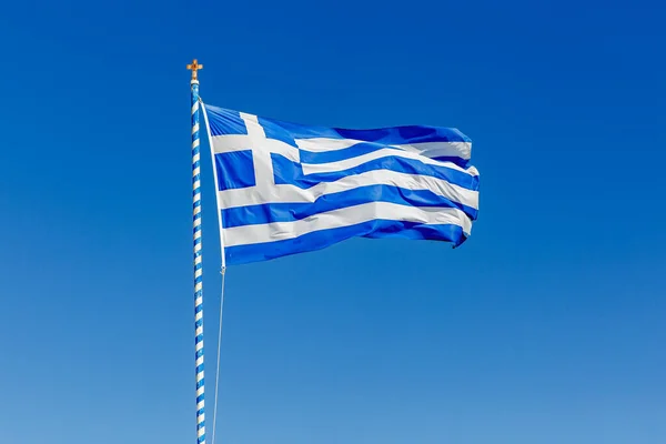 Греческий Флаг Размахивающий Над Голубым Небом — стоковое фото