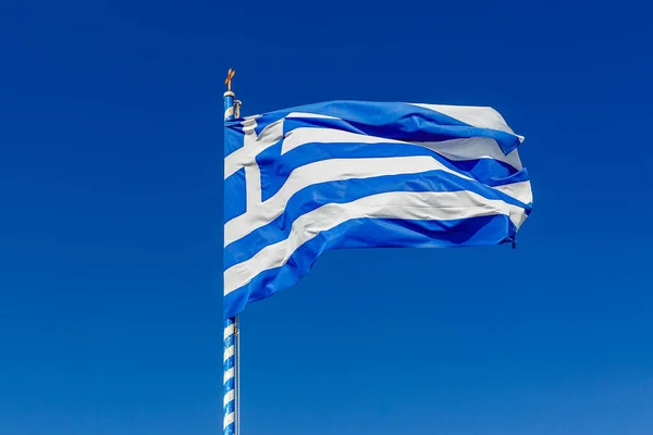 Греческий Флаг Размахивающий Над Голубым Небом — стоковое фото