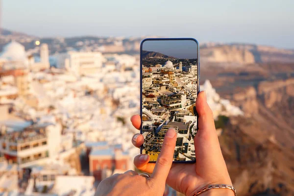 ギリシャサントリーニ島の携帯電話で写真を撮る — ストック写真