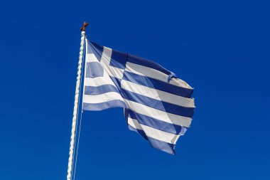 Mavi gökyüzü arka planında Yunan bayrağı