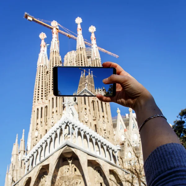 バルセロナ スペインのサグラダ ファミリアの写真を撮るために携帯電話のカメラを使用して — ストック写真