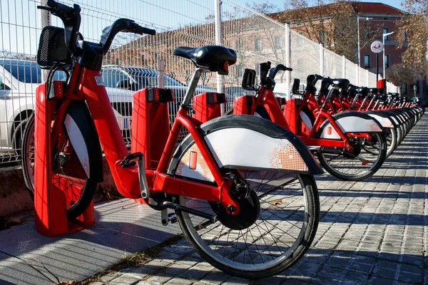 Bisiklet kiralama istasyonu. Kasabada bir sürü bisiklet var.