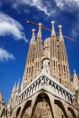 Barcelona 'daki La Sagrada Familia Katedrali, Antoni Gaudi tarafından tasarlandı.