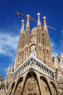 Sagrada Familia Barcelona, İspanya 'da mavi gökyüzüne karşı