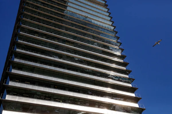 Modern Cam Bina Gökdelenlerinin Balkonları — Stok fotoğraf