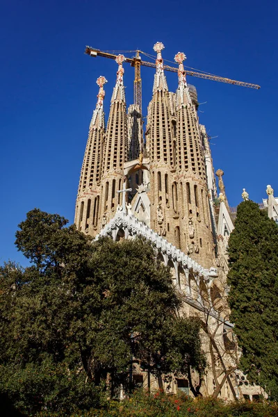 バルセロナのサグラダ ファミリアの建設 寺院の上のクレーン — ストック写真