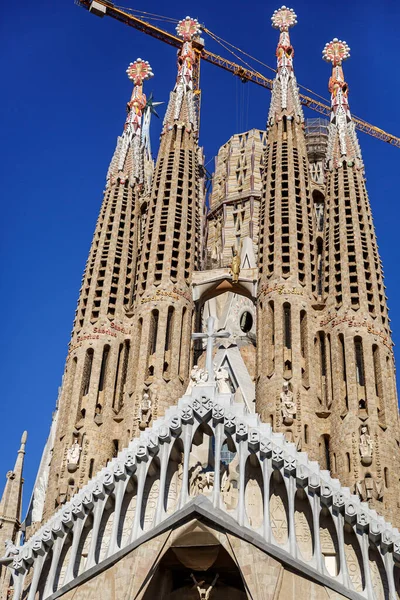 Barcelona 'da Sagrada Familia' nın inşaatı. Turnalar tapınağın üzerinde